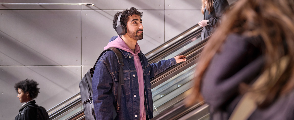 Чоловік в навушниках Philips з шумопоглинанням.