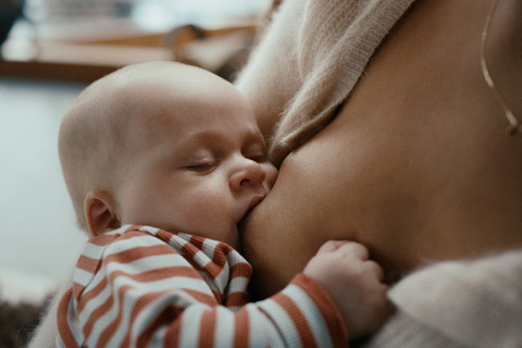 Як правильно кормити дитину груддю